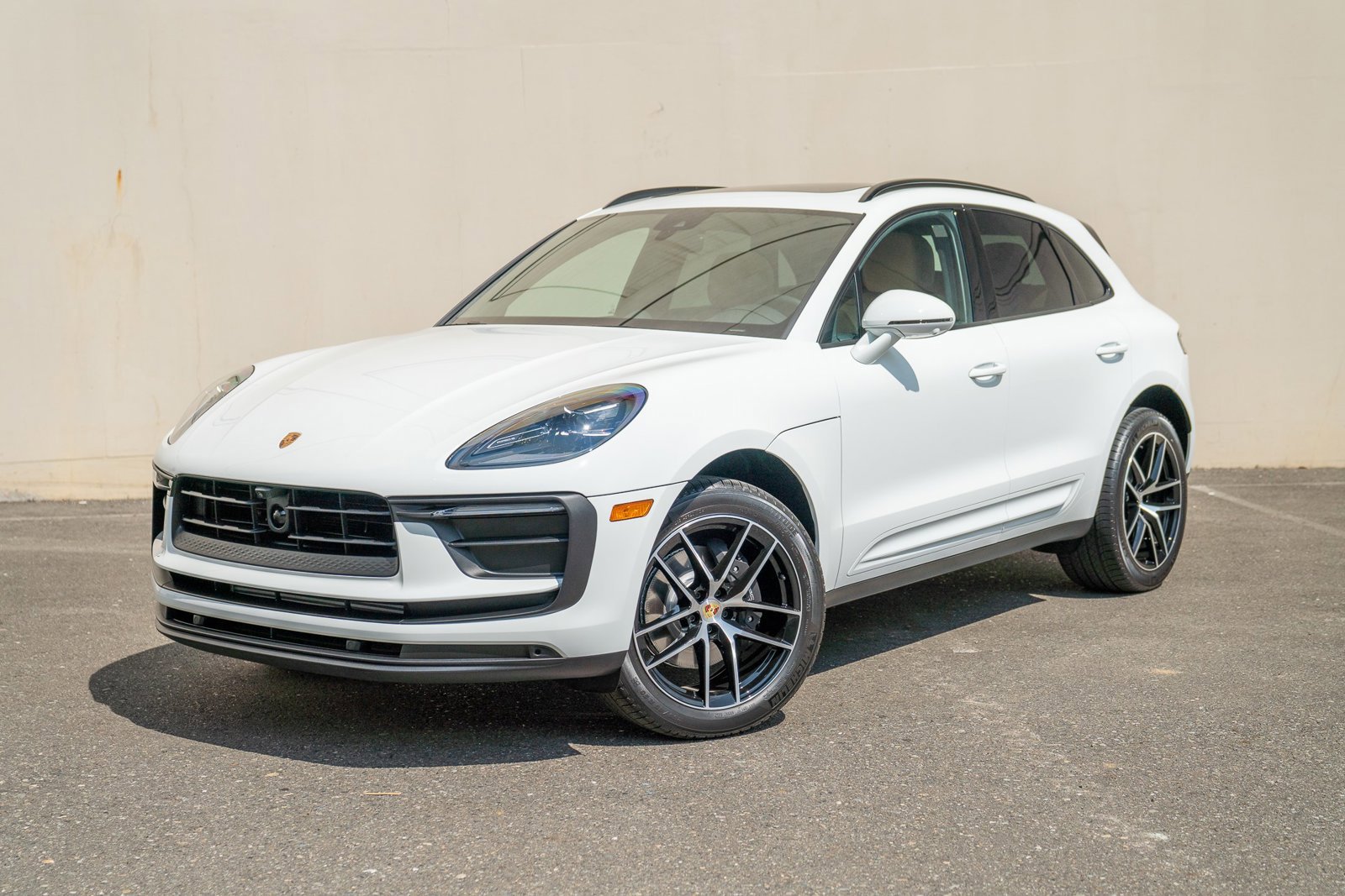 Certified 2025 Porsche Macan image 1