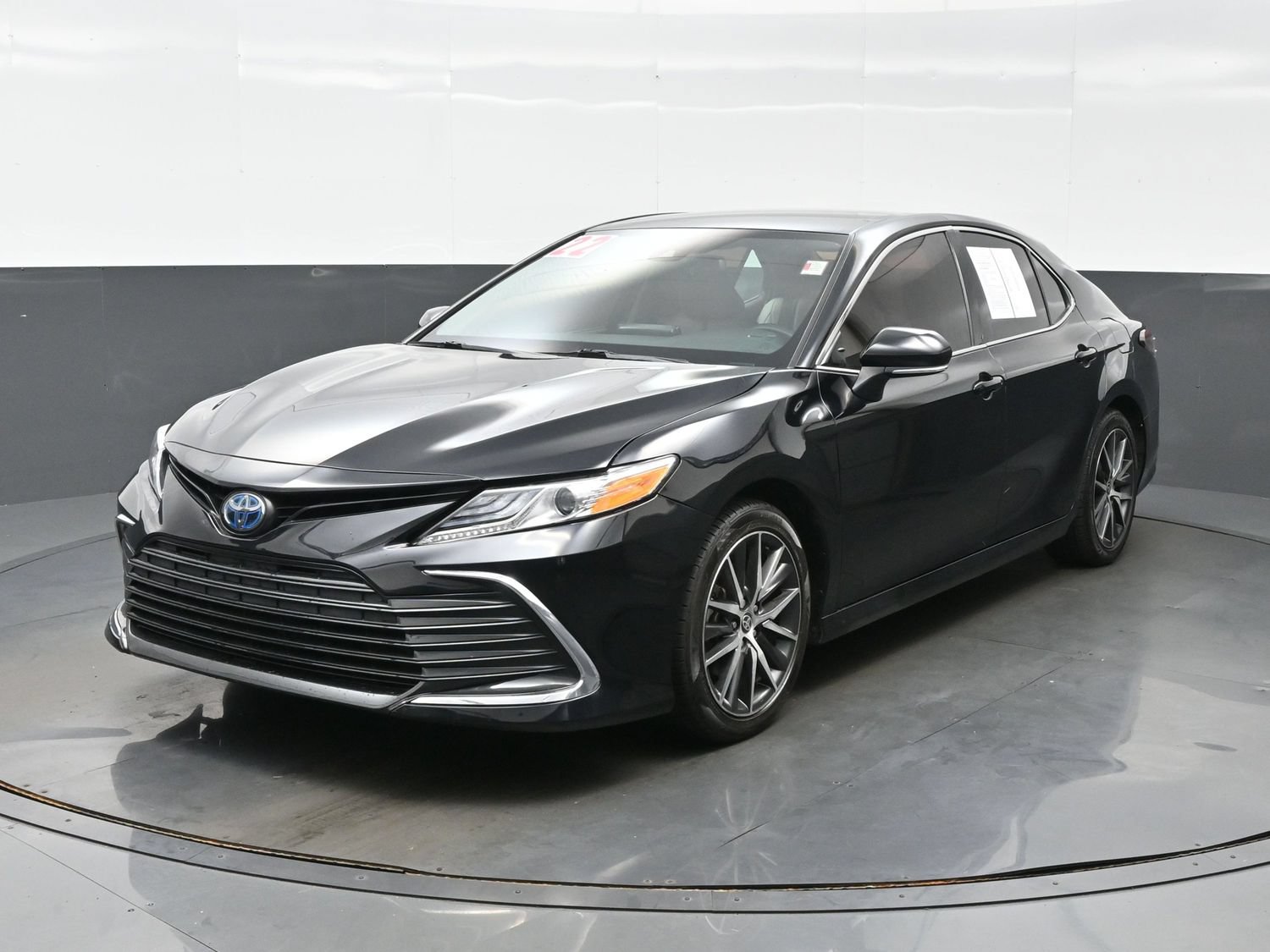 Used 2022 Toyota Camry XLE FWD image 2