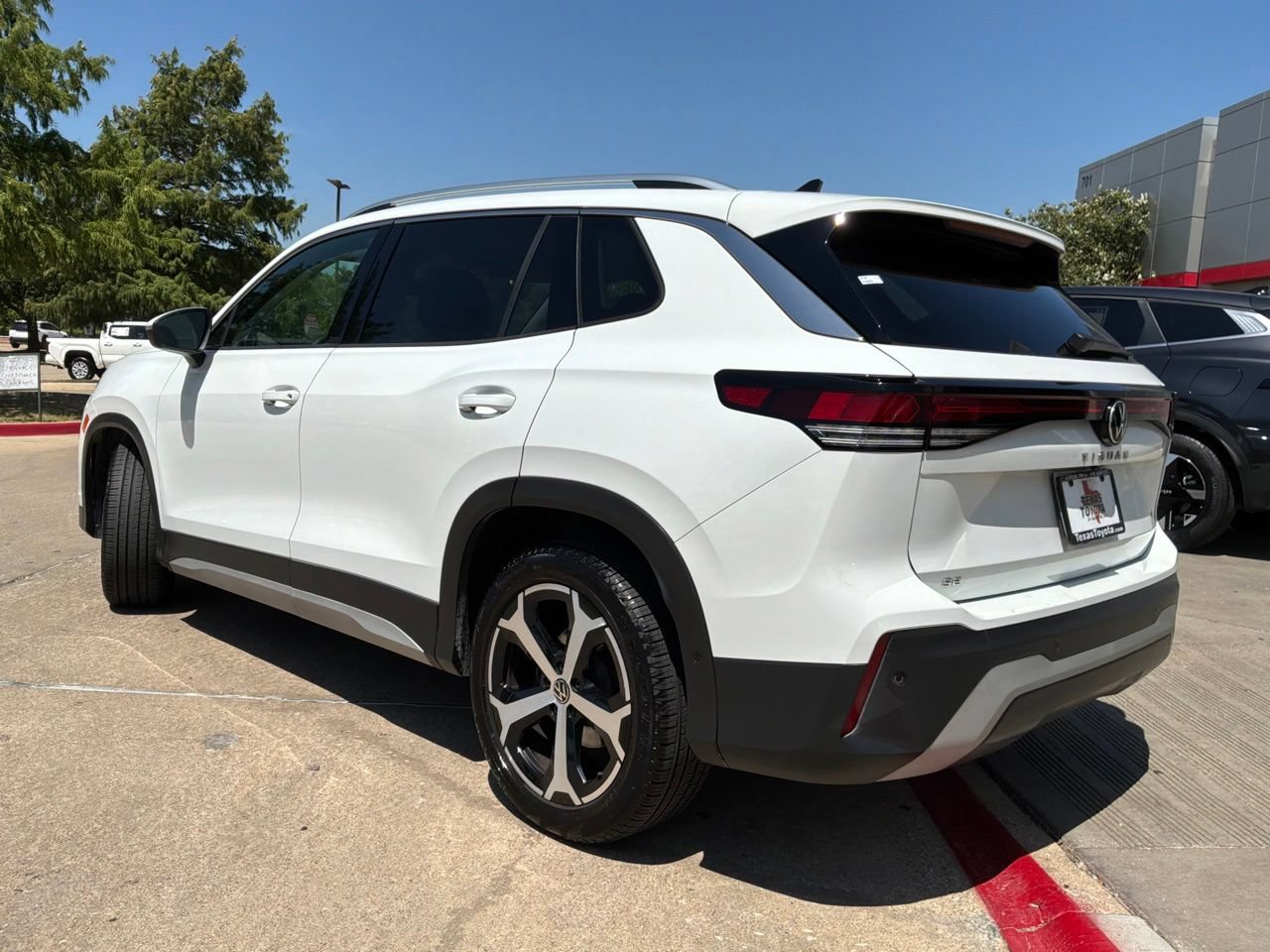 Used 2026 Volkswagen Tiguan SE FWD image 8
