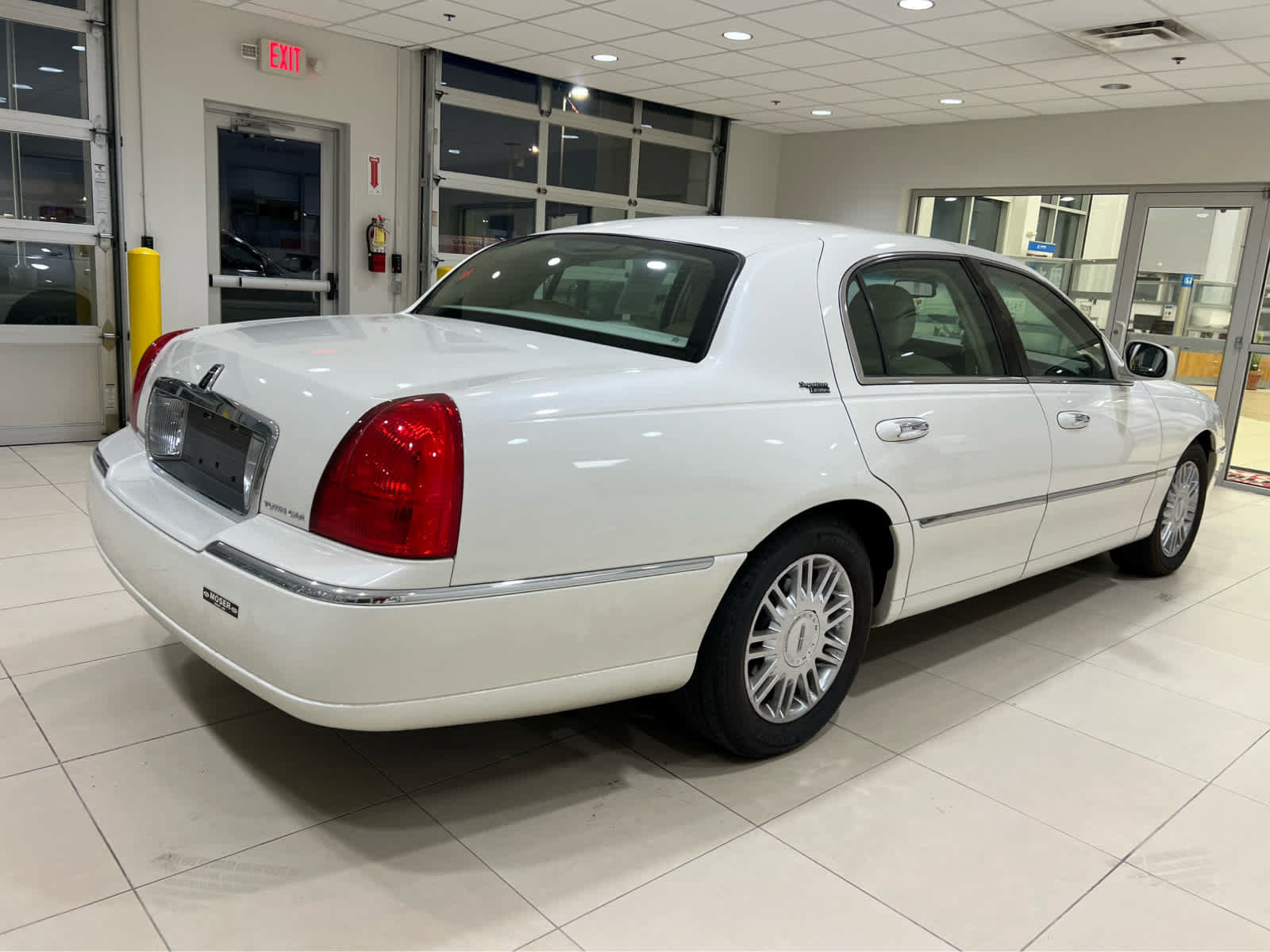 Used 2006 Lincoln Town Car Signature Limited RWD image 8
