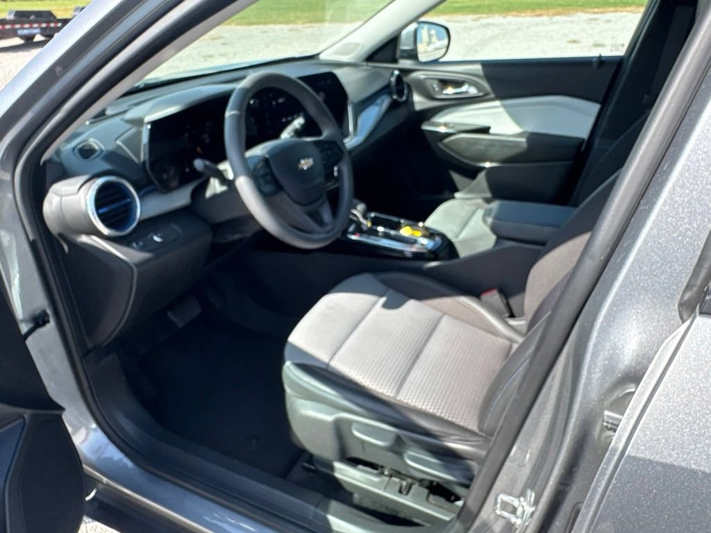 Used 2025 Chevrolet Trax LT FWD image 17