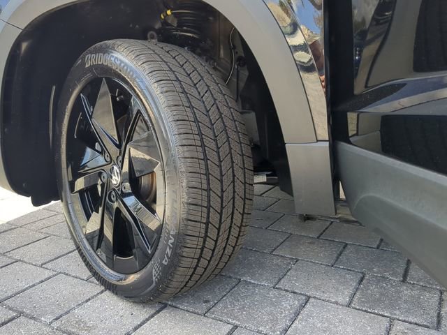 Certified 2025 Volkswagen Taos SE w/ Black Wheel Package image 33