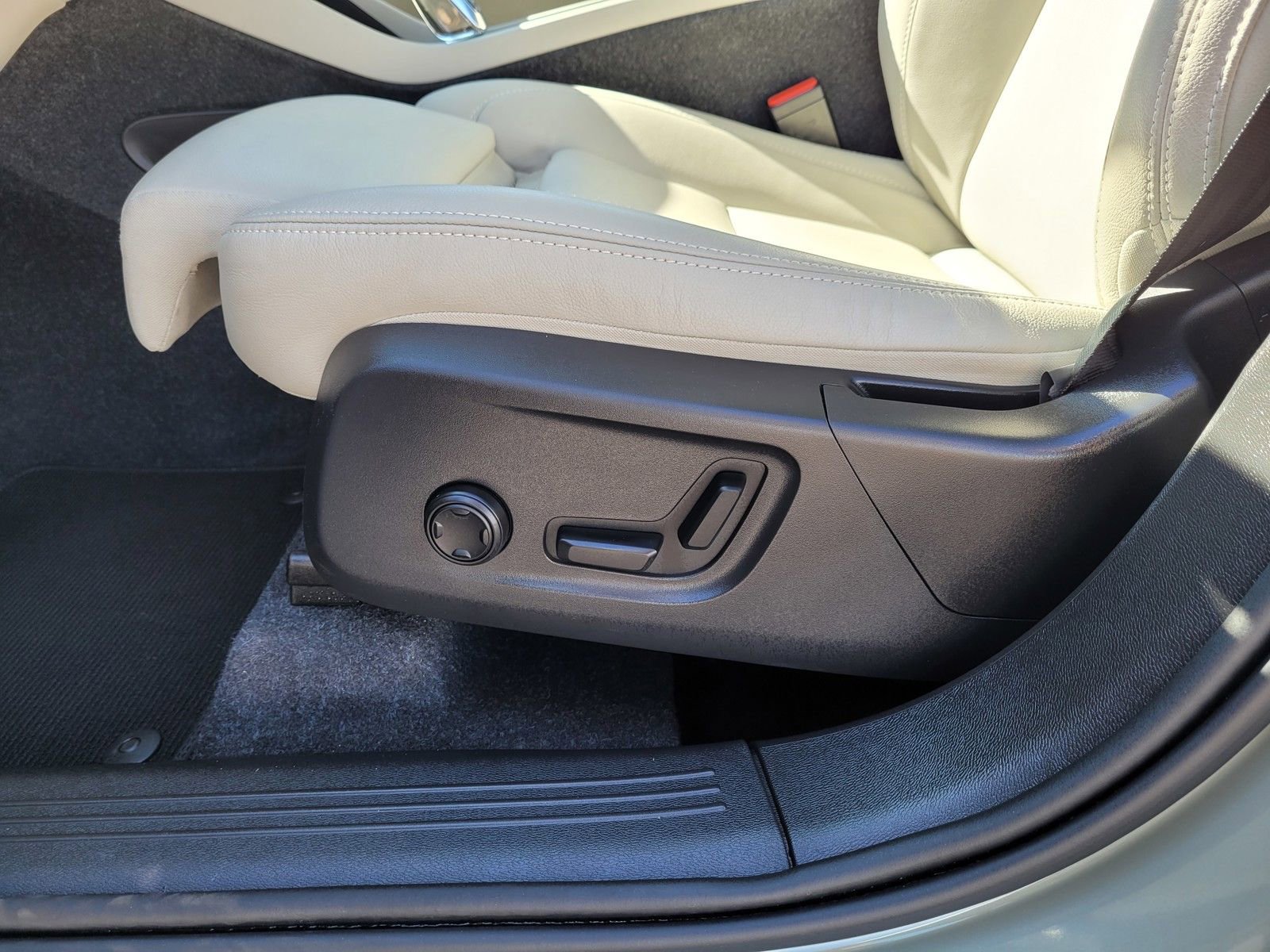 Certified 2024 Volvo XC40 B5 Ultimate w/ Climate Package image 10