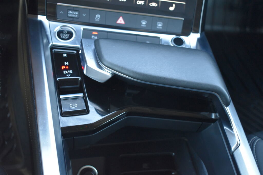 Used 2021 Audi e-tron Premium w/ Convenience Plus Package image 10