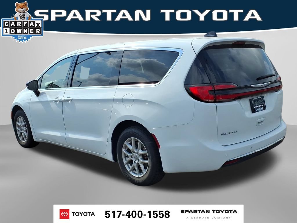 Used 2024 Chrysler Pacifica Touring-L FWD image 10