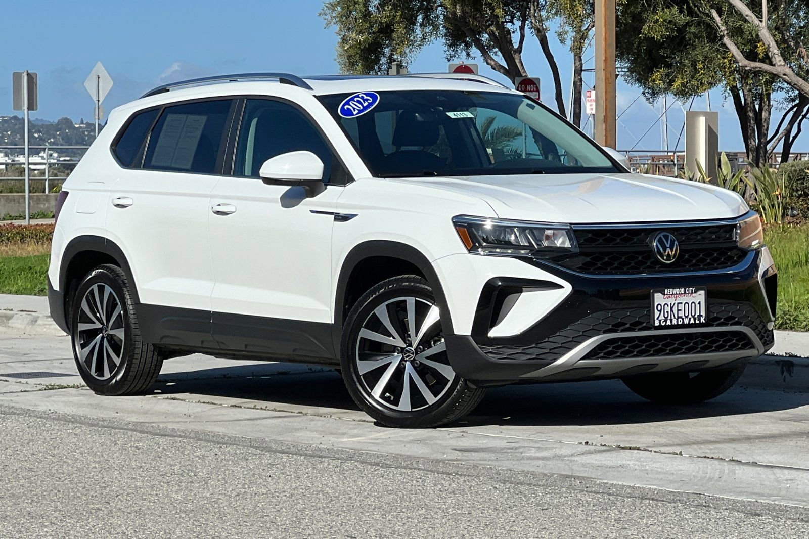 Used 2023 Volkswagen Taos SE w/ Panoramic Sunroof Package image 2