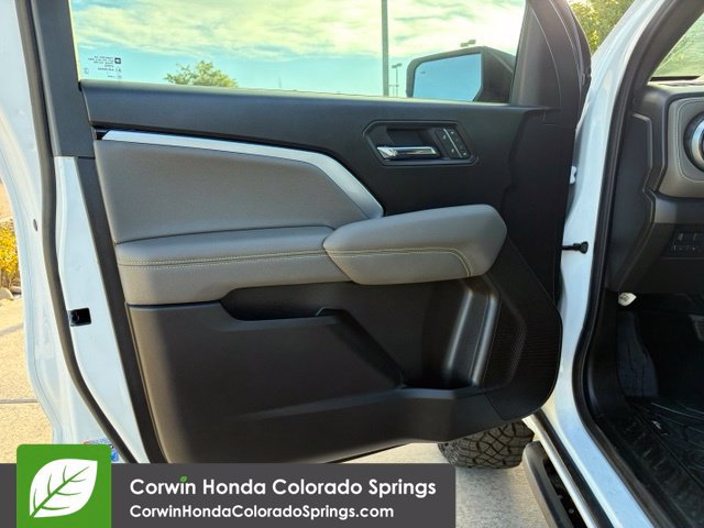 Used 2025 Chevrolet Colorado ZR2 w/ Technology Package AWD/4WD image 11