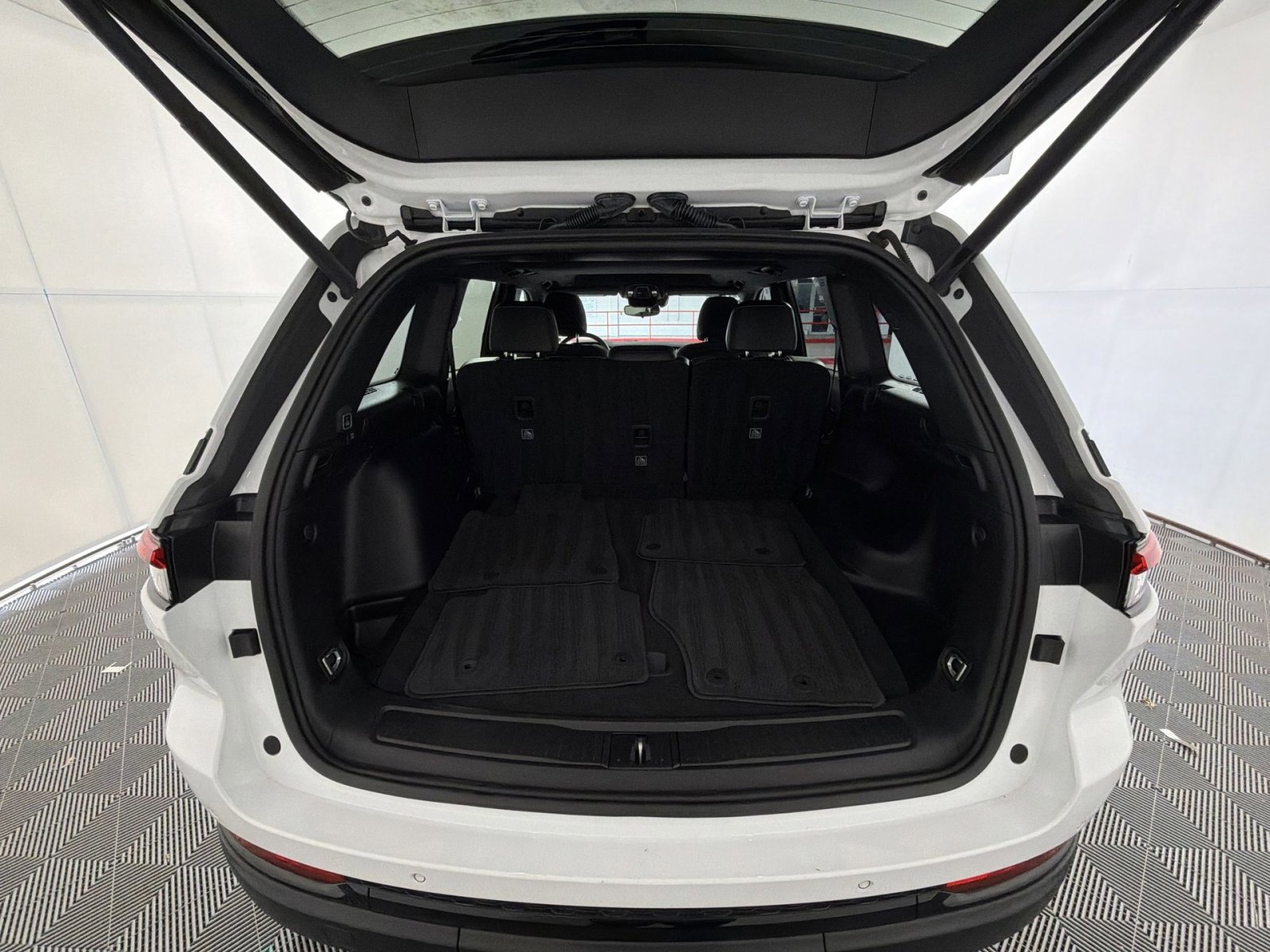 Used 2023 Jeep Grand Cherokee Altitude image 25