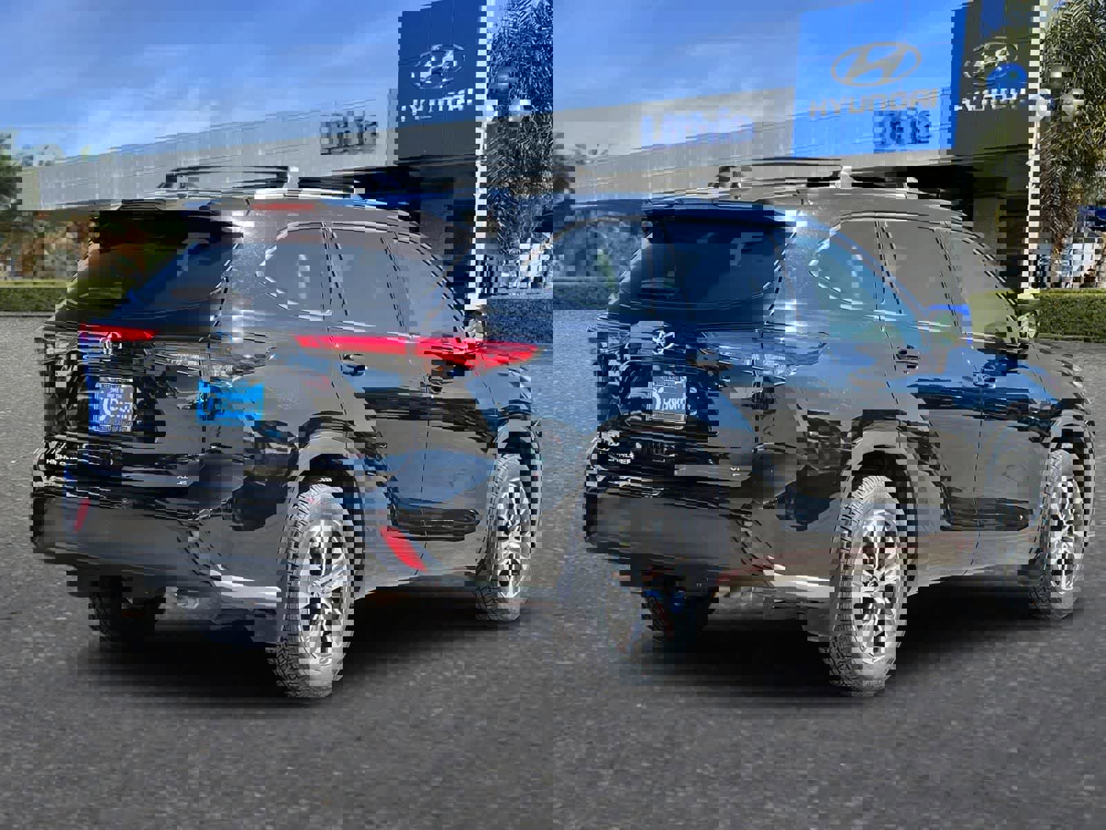 Used 2021 Toyota Highlander XLE image 3