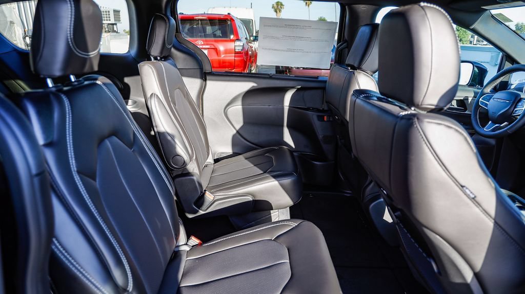 New 2027 Chrysler Pacifica Select FWD image 19