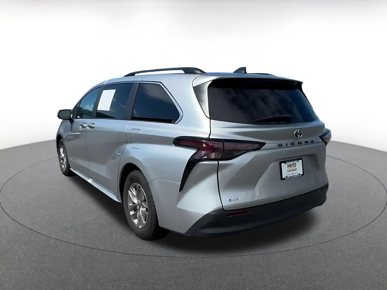 Used 2025 Toyota Sienna XLE FWD image 10