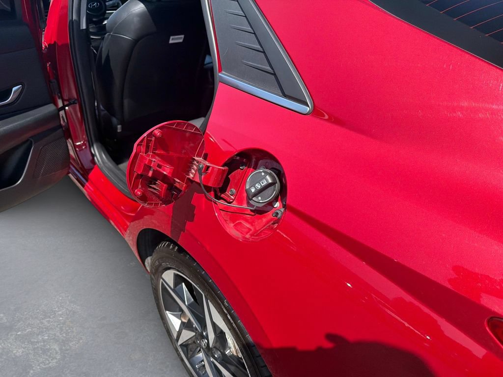 Used 2022 Hyundai Elantra Limited FWD image 14