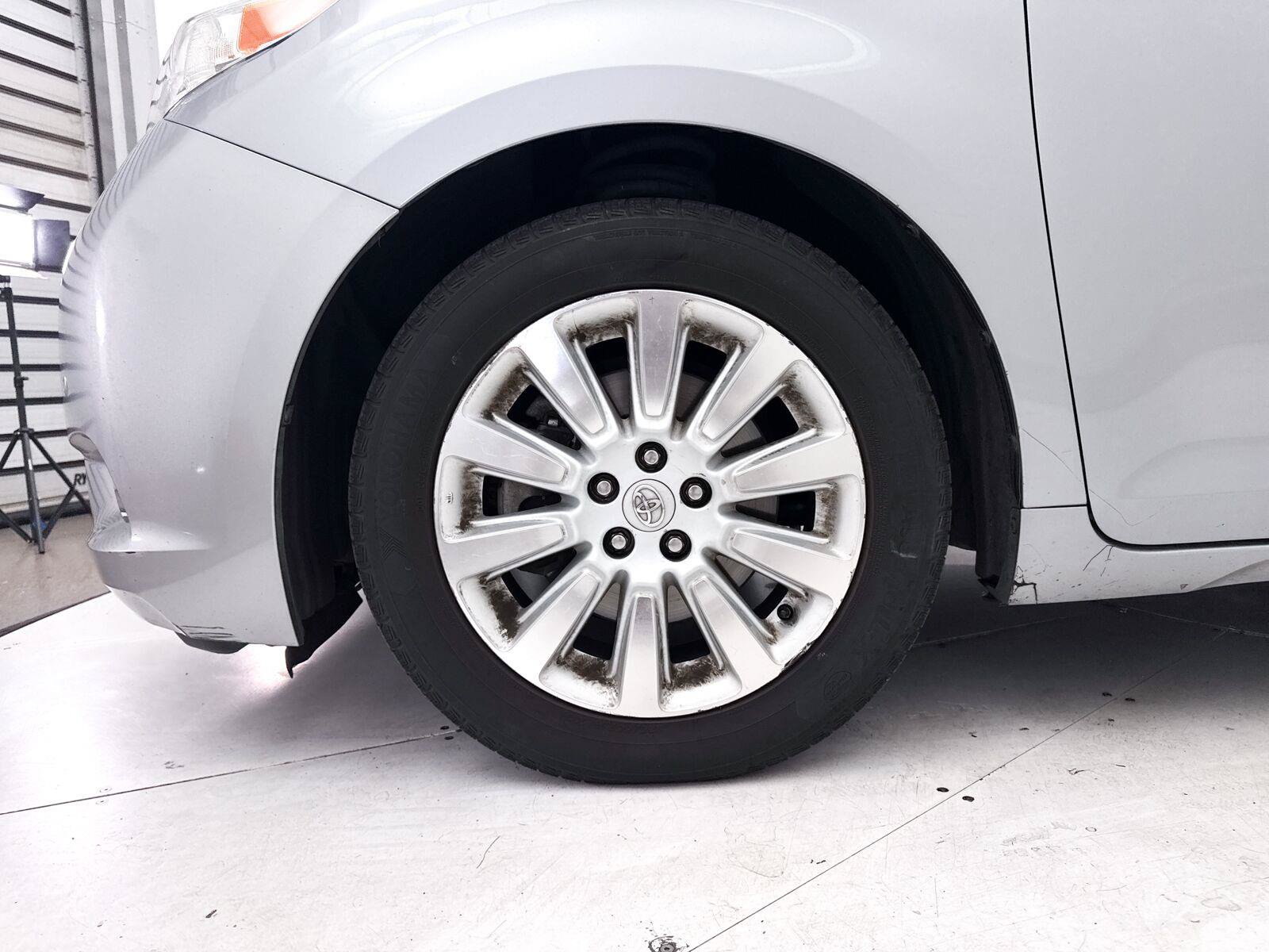 Used 2012 Toyota Sienna Limited w/ Premium Pkg FWD image 4