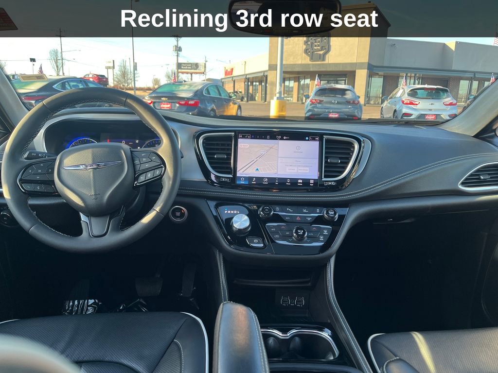 Used 2025 Chrysler Pacifica Limited image 25