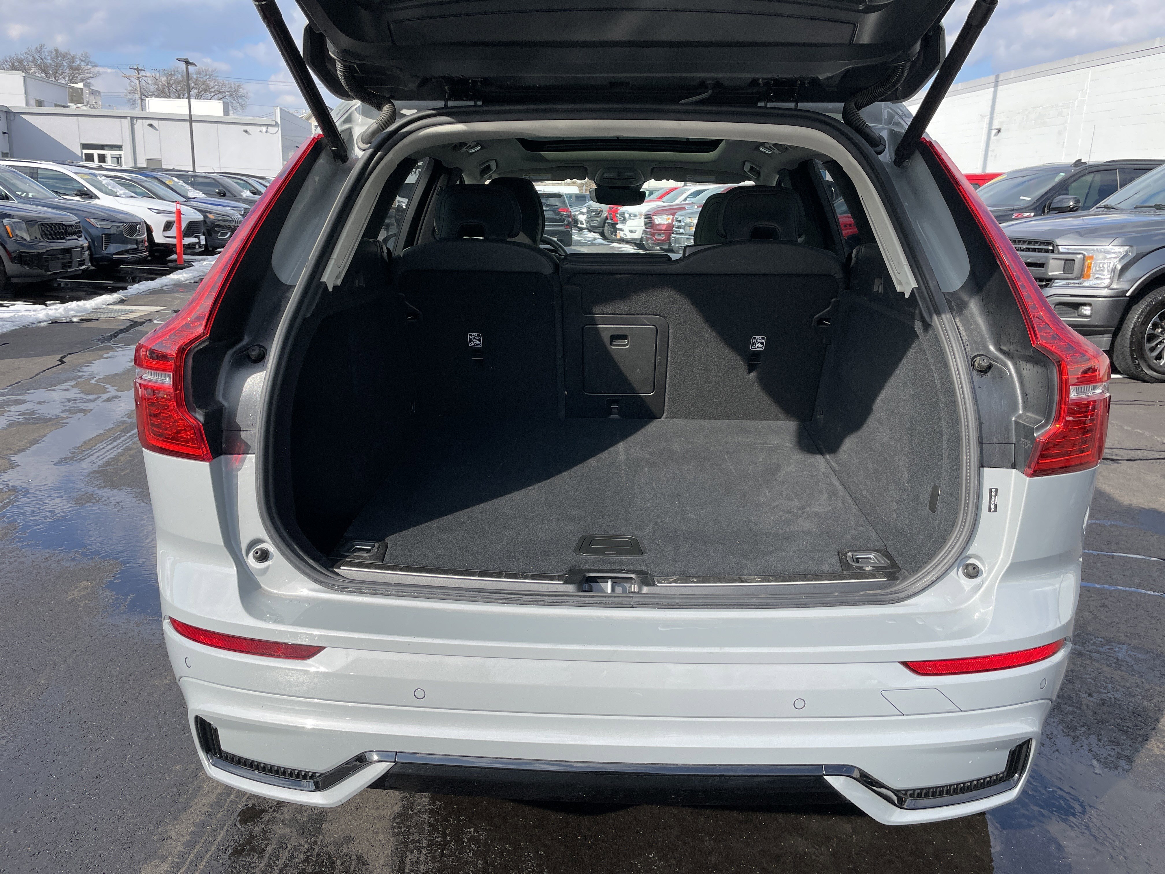 Used 2025 Volvo XC60 B5 Plus image 21