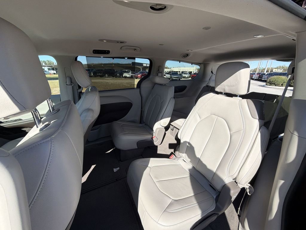 Used 2020 Chrysler Pacifica Touring-L image 12