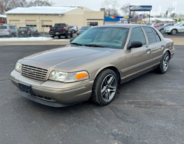 Used 2005 Ford Crown Victoria image 3