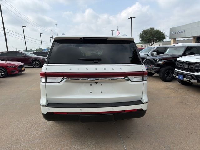 Used 2024 Lincoln Navigator Reserve AWD/4WD image 2