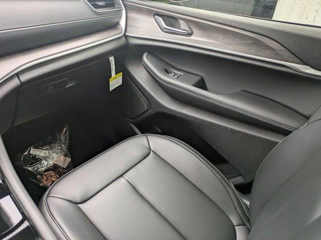 New 2025 Jeep Grand Cherokee L Limited w/ Black Appearance Package image 17