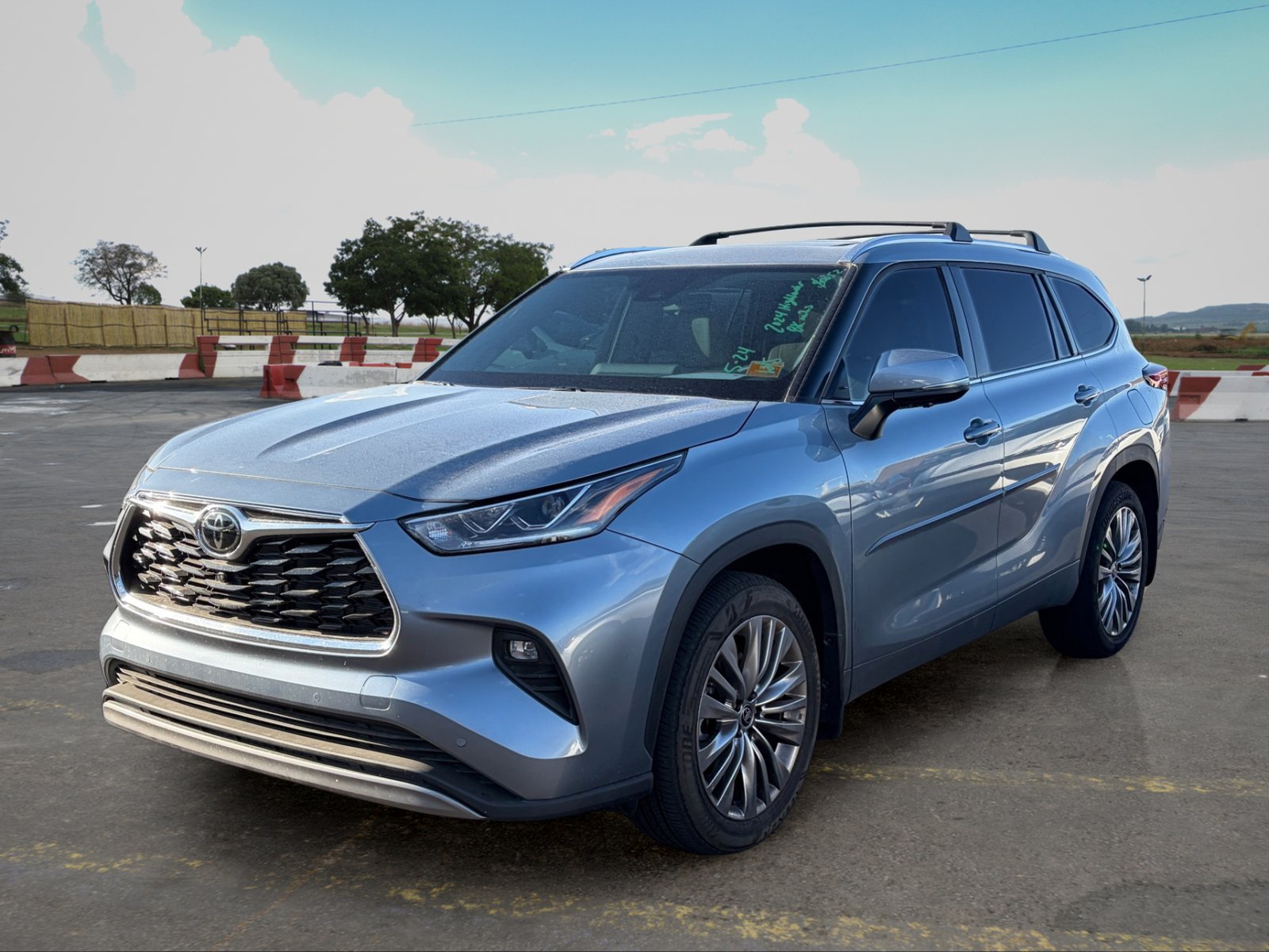 Used 2024 Toyota Highlander Platinum FWD image 5