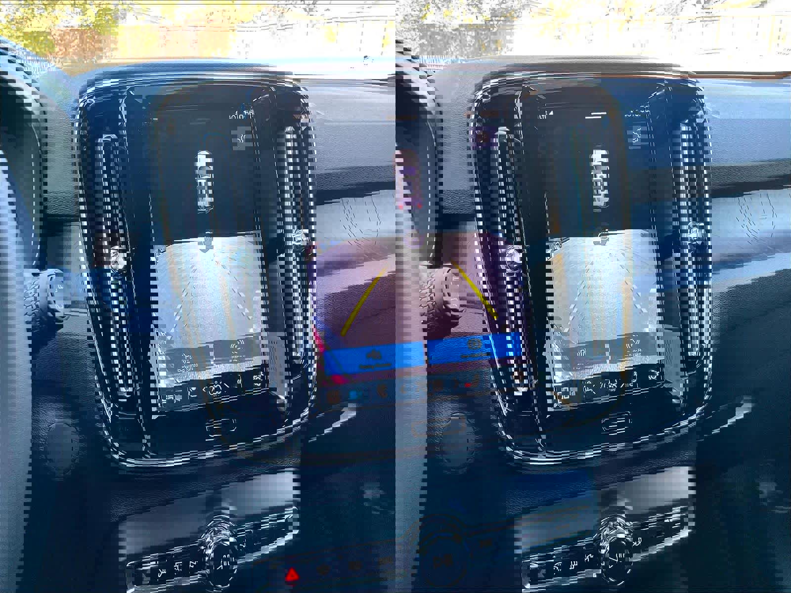 Used 2023 Volvo XC40 Recharge Plus image 24