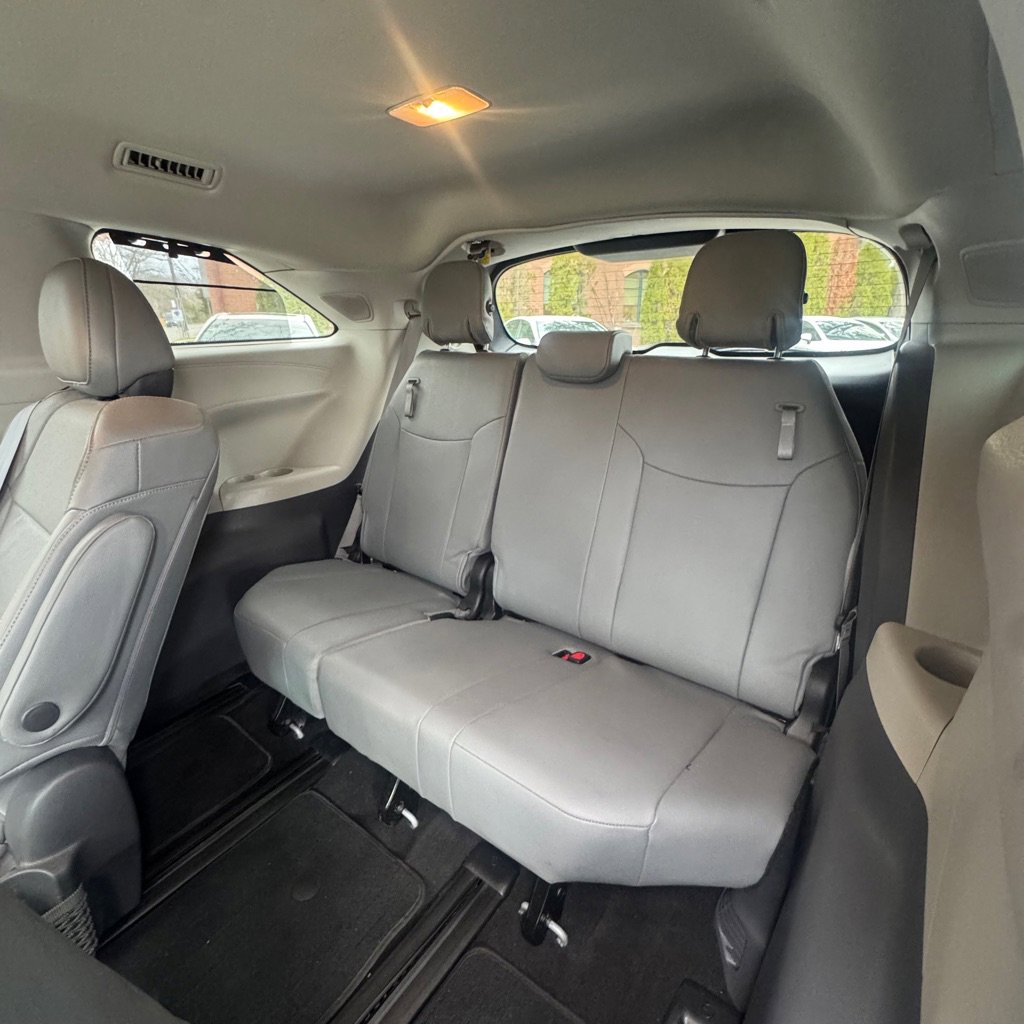 Used 2021 Toyota Sienna Limited image 11