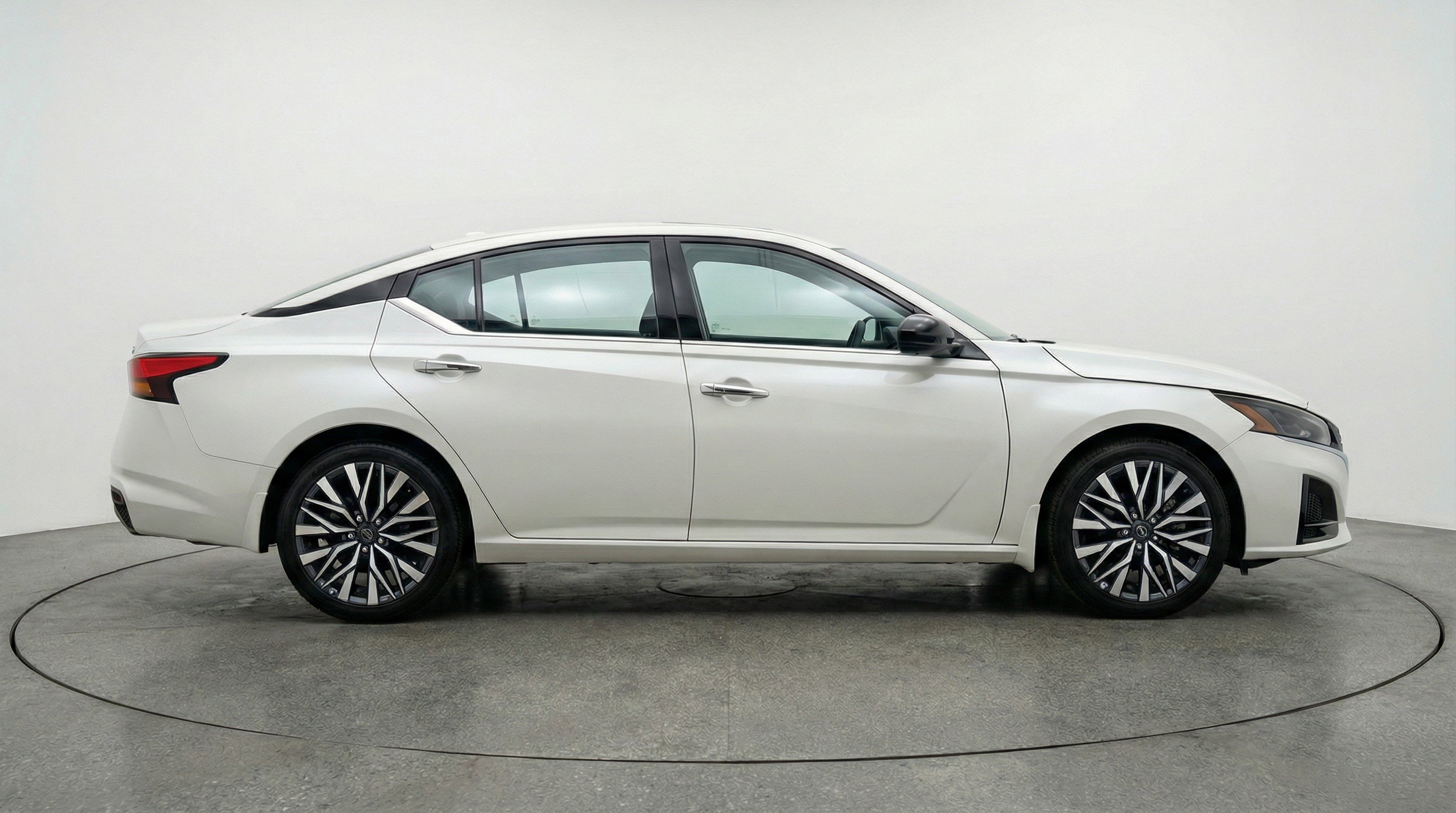 Used 2025 Nissan Altima 2.5 SV FWD image 11