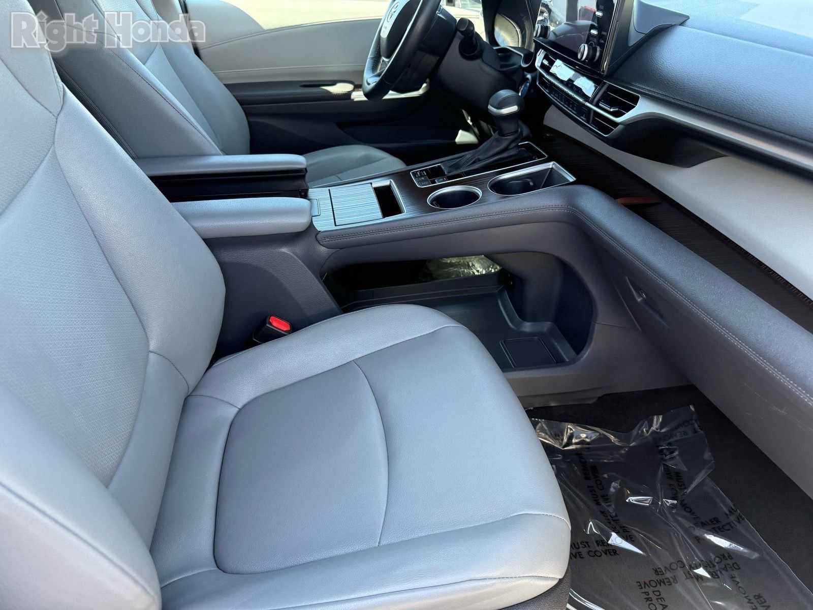 Used 2024 Toyota Sienna XLE FWD image 30