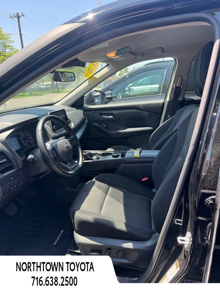 Used 2025 Nissan Rogue SV AWD/4WD image 12