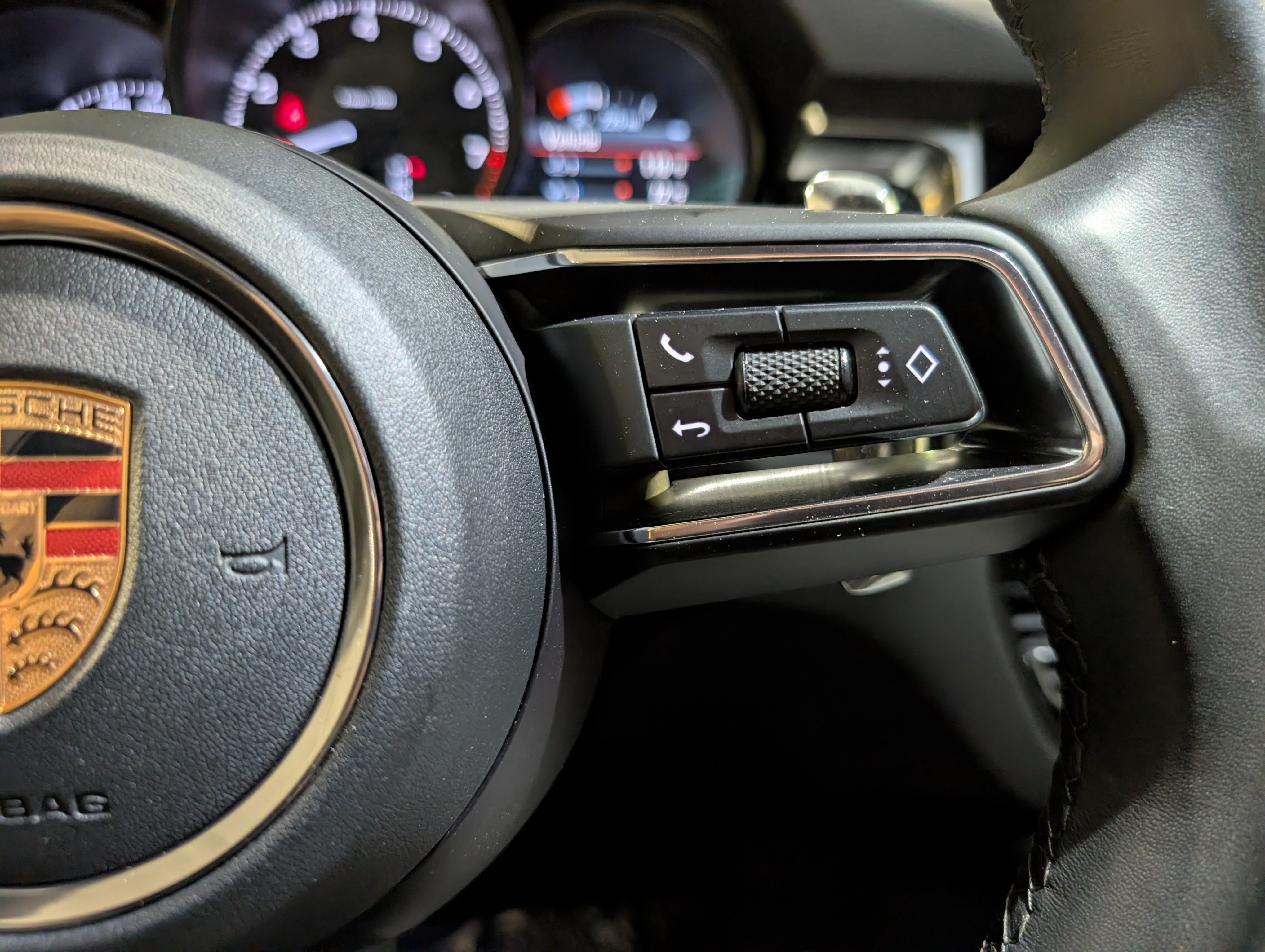 Certified 2023 Porsche Macan Turbo AWD/4WD image 29