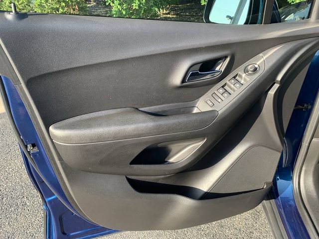 Used 2020 Chevrolet Trax LT FWD image 17
