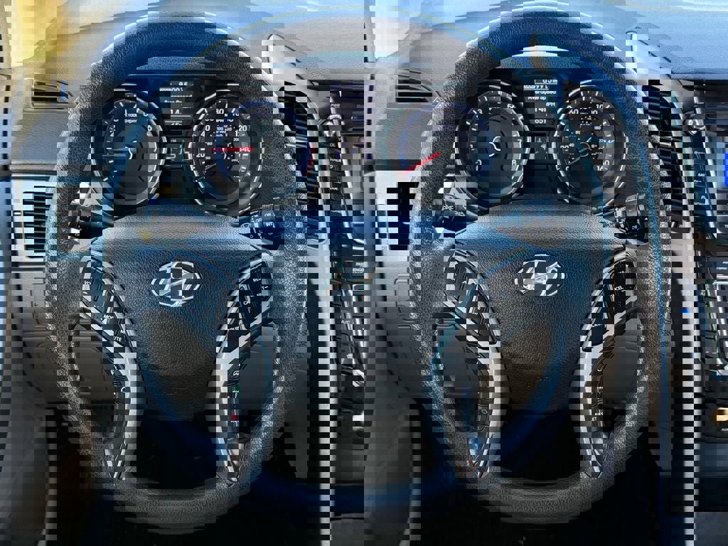 Used 2016 Hyundai Elantra GT image 17