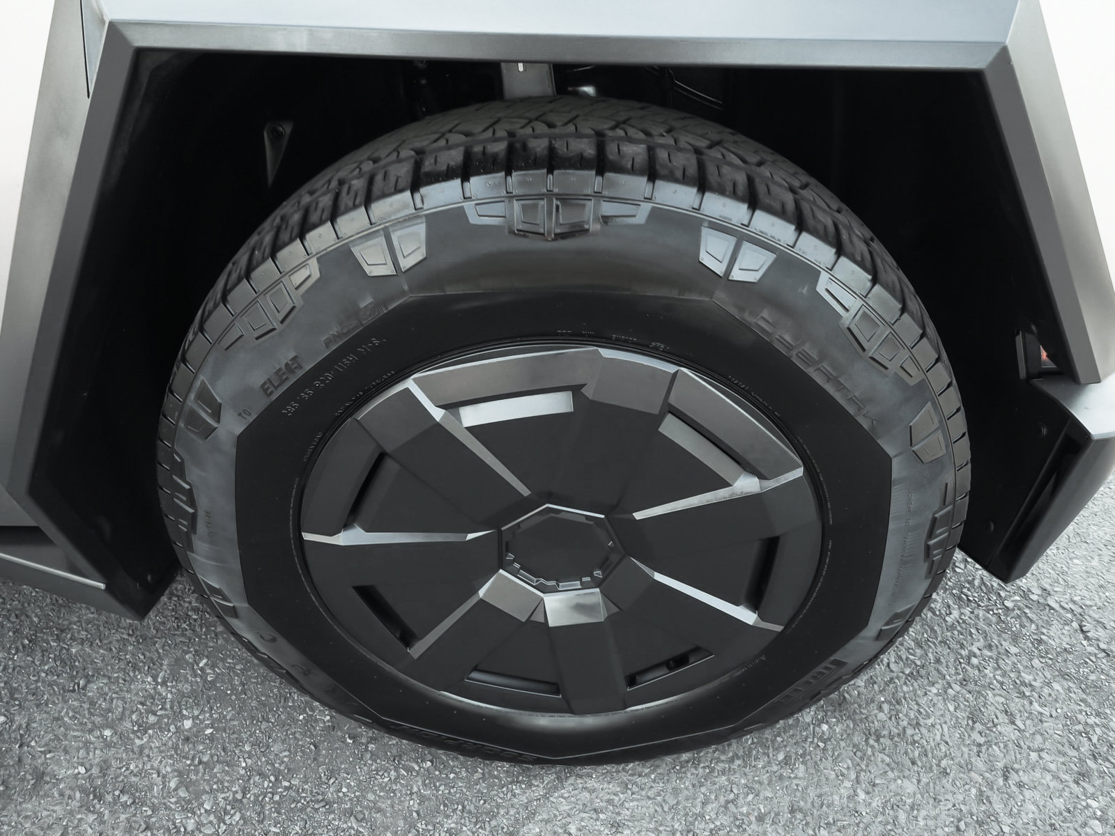Used 2025 Tesla Cybertruck AWD Crew Cab image 9
