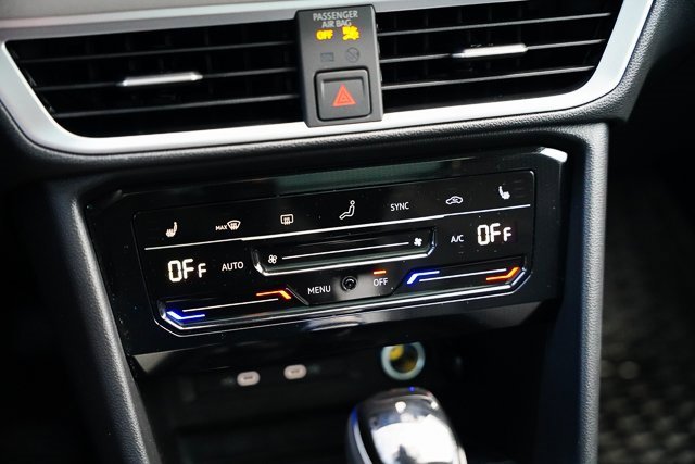 Certified 2025 Volkswagen Taos SE w/ Panoramic Sunroof Package image 16