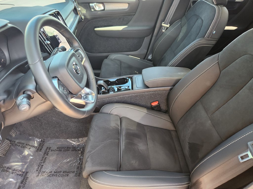 Used 2025 Volvo XC40 B5 Plus AWD/4WD image 4