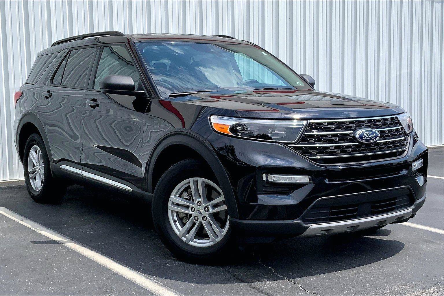 Used 2024 Ford Explorer XLT w/ Equipment Group 202A AWD/4WD image 33