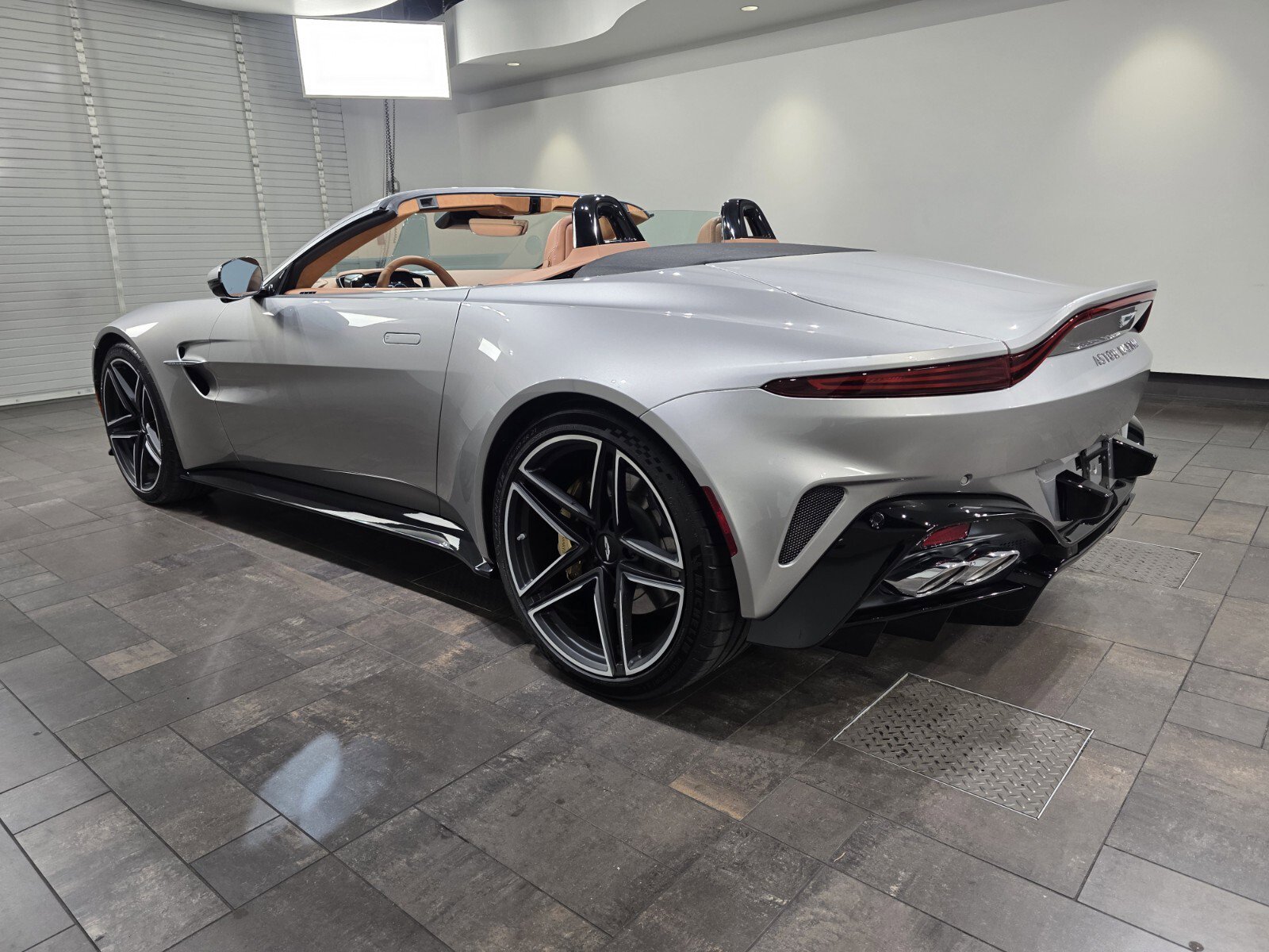 New 2026 Aston Martin V8 Vantage Roadster RWD image 2