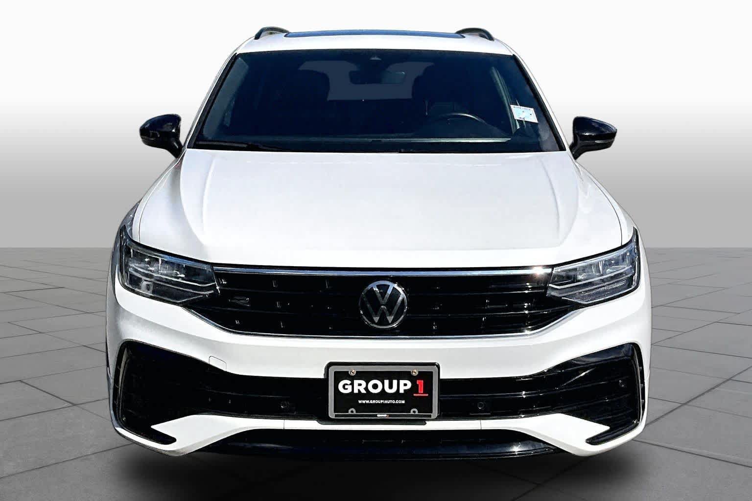 Used 2024 Volkswagen Tiguan SE R-Line AWD/4WD image 4