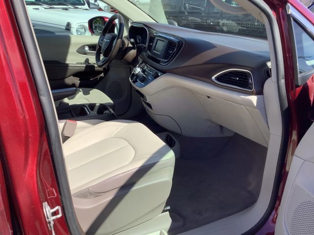 Used 2017 Chrysler Pacifica Touring-L image 36