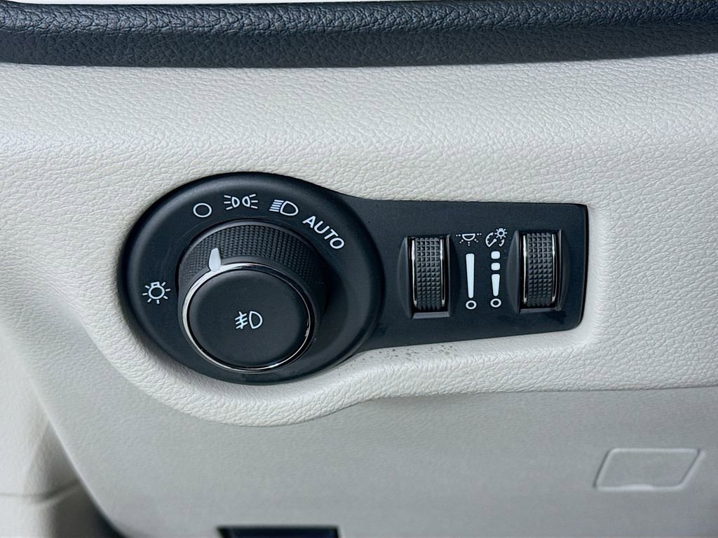 Used 2024 Chrysler Pacifica Limited image 12