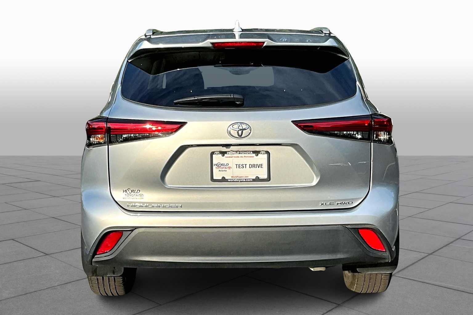 Used 2023 Toyota Highlander XLE AWD/4WD image 5