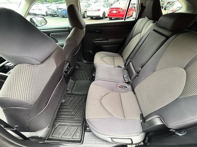 Used 2023 Toyota Highlander LE FWD image 34