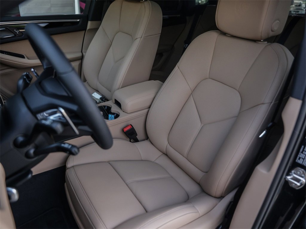 Used 2025 Porsche Macan image 5