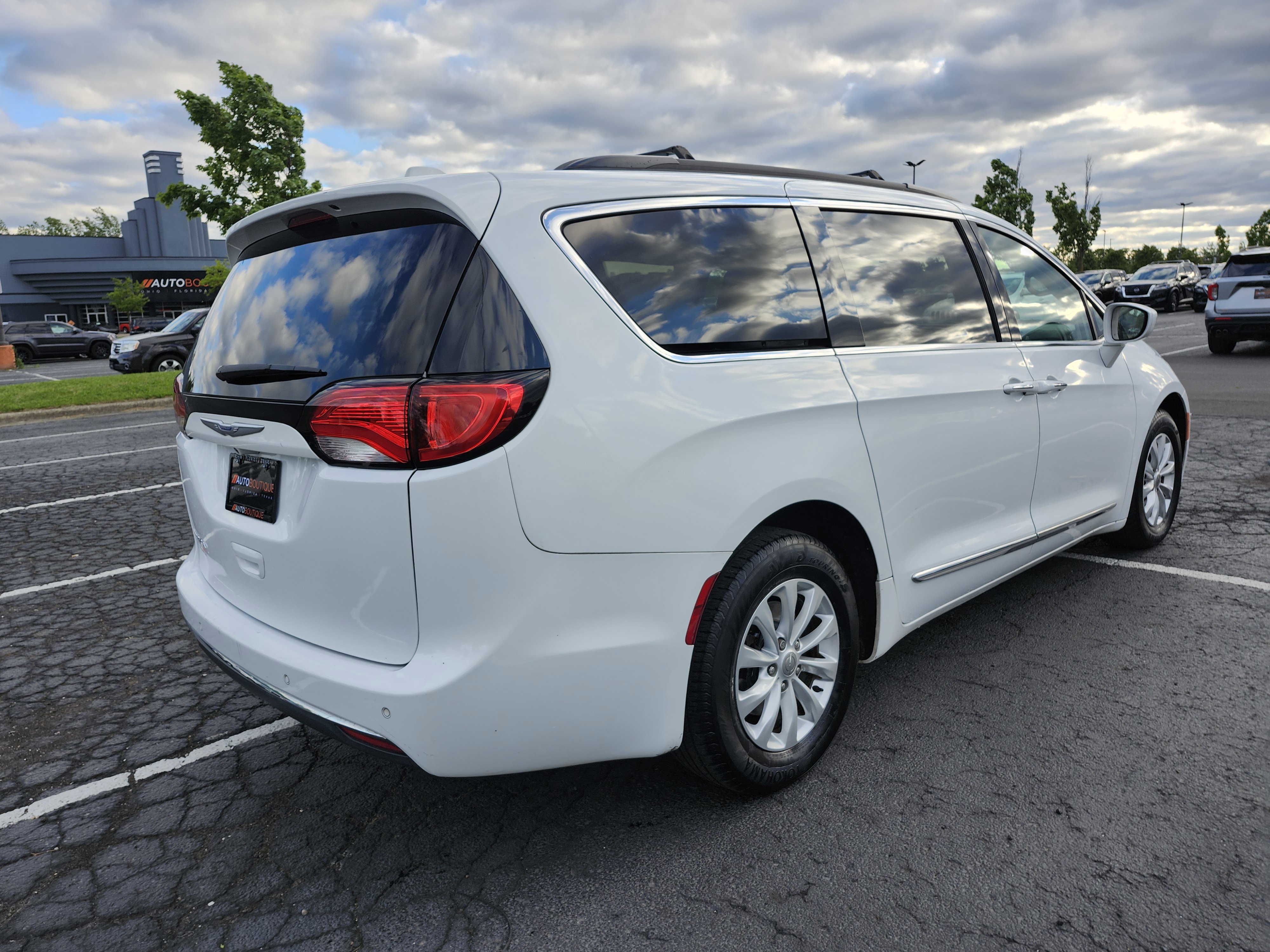 Used 2017 Chrysler Pacifica Touring-L FWD image 16