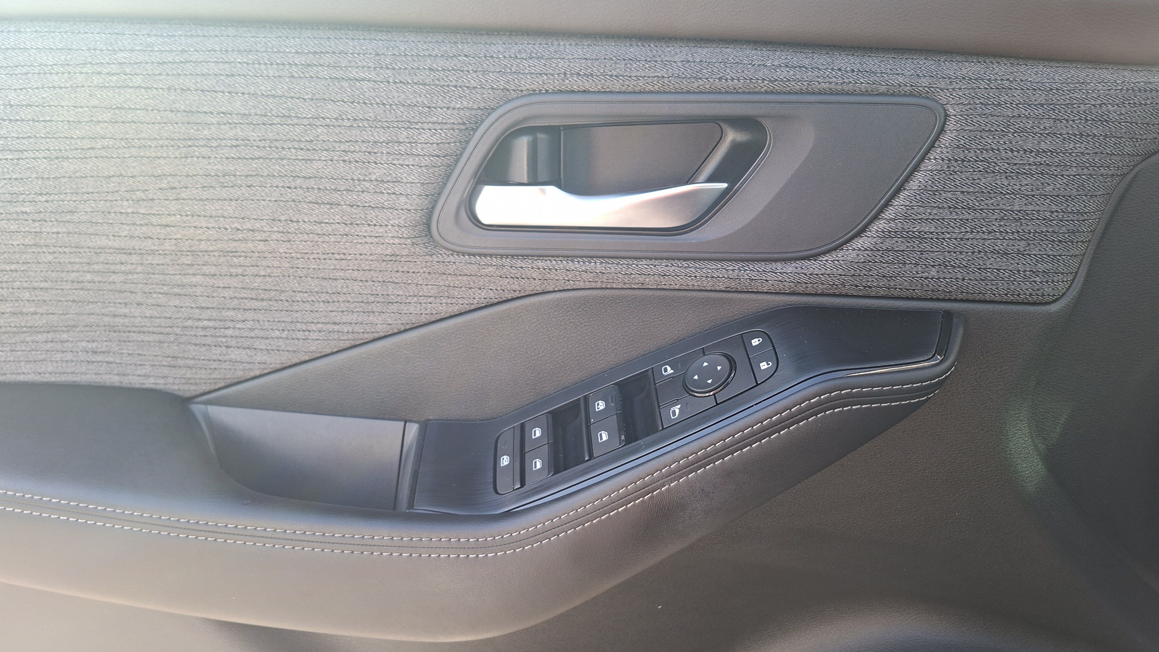 Used 2023 Nissan Rogue SV FWD image 17