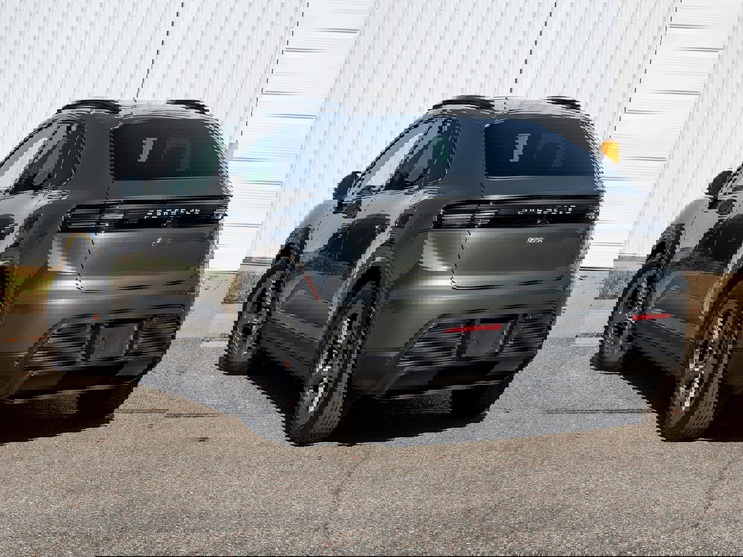 Certified 2025 Porsche Macan Electric image 3