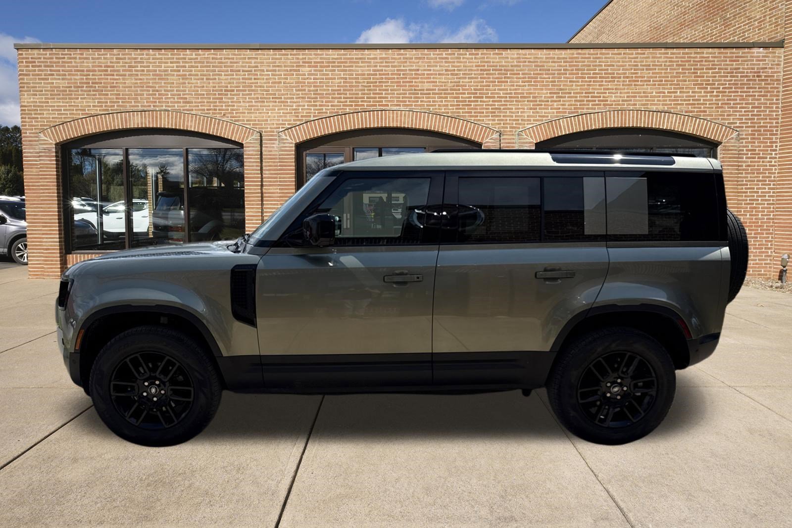 Used 2025 Land Rover Defender 110 S AWD/4WD image 7