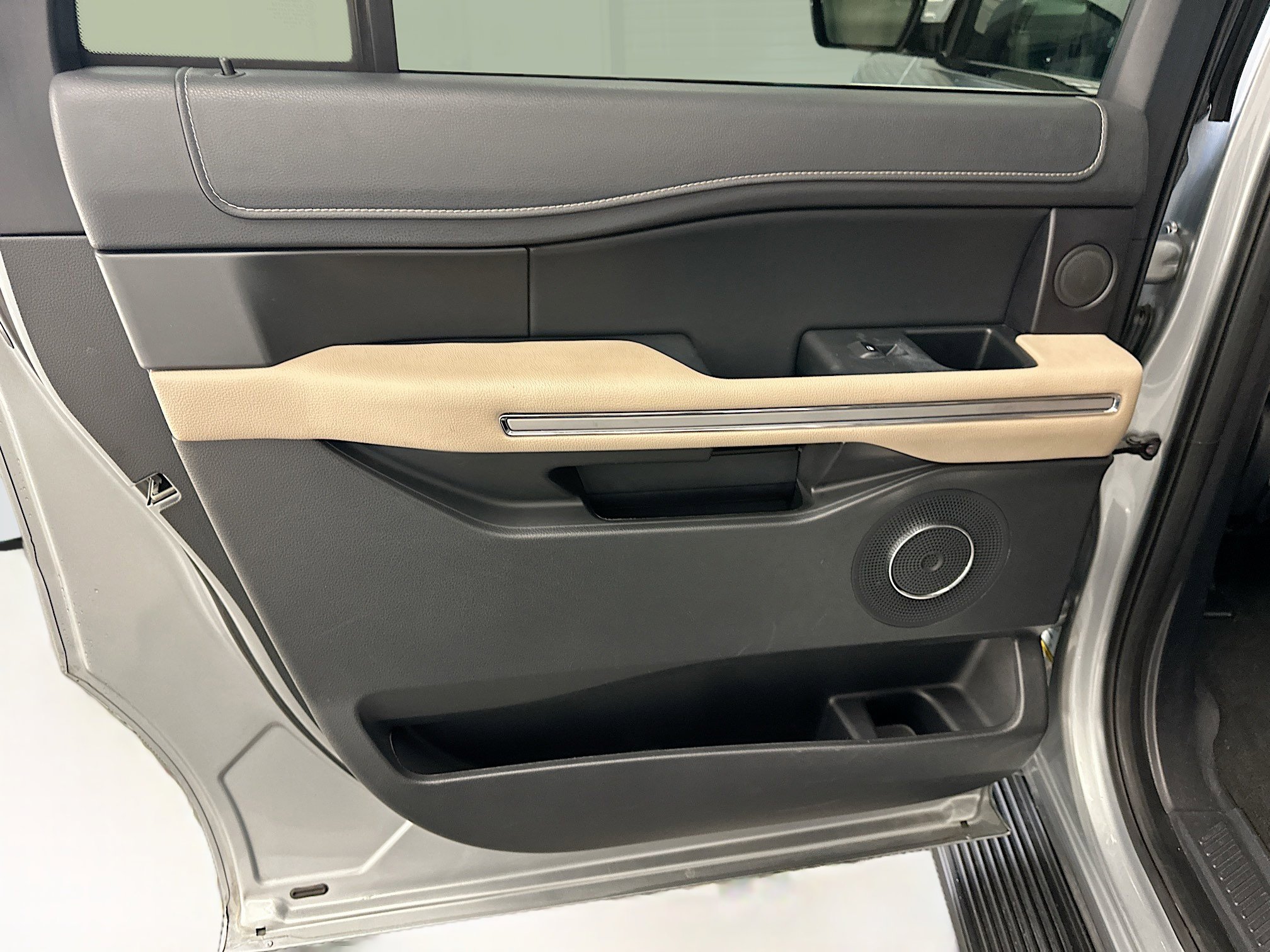 Used 2024 Ford Expedition Max Limited image 28