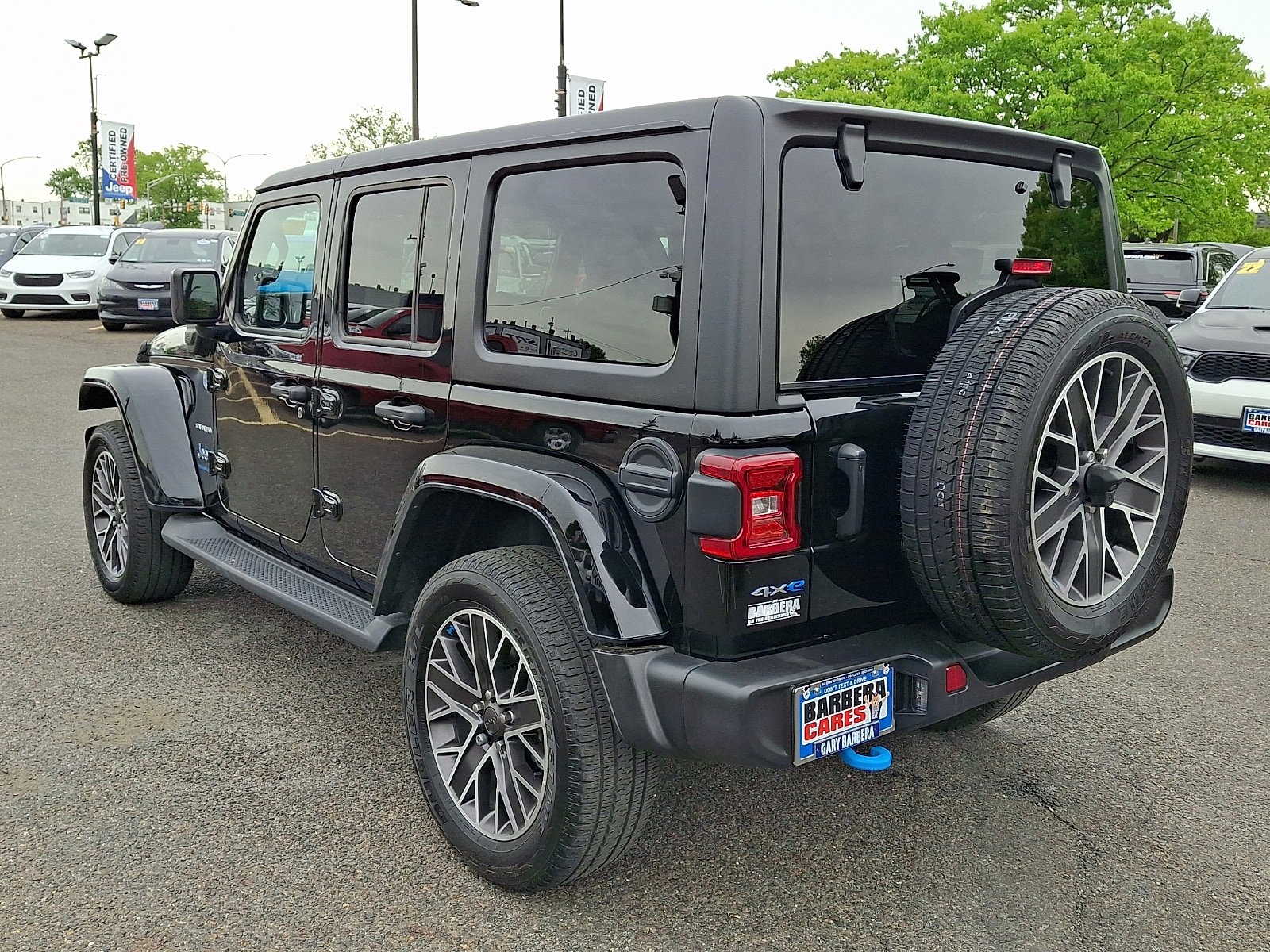 Used 2023 Jeep Wrangler Sahara w/ Cold Weather Group AWD/4WD image 4