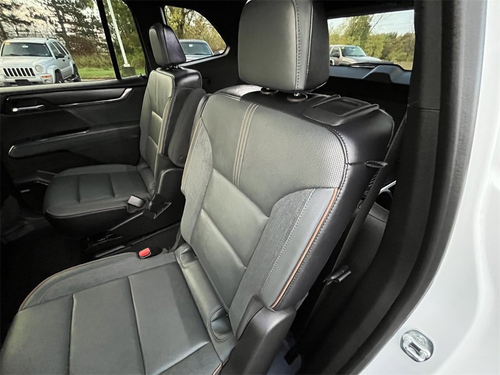 Used 2025 GMC Acadia AT4 image 25